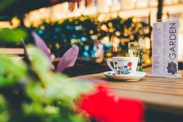 Hotel Garden | Zagreb | hotel-garden-zagreb-coffee-bar-terrace-details
