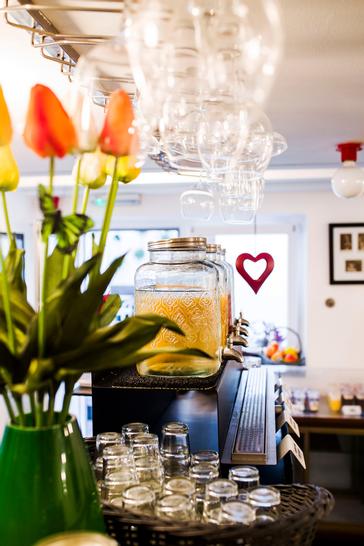 Hotel Garden | Zagreb | hotel-garden-zagreb-buffet-corner-detail-flowers