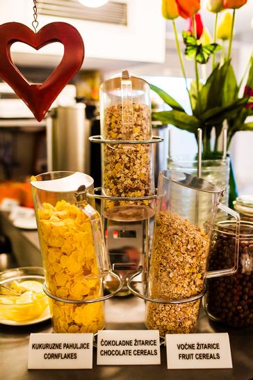 Hotel Garden | Zagreb | hotel-garden-zagreb-buffet-corner-detail-chocolate