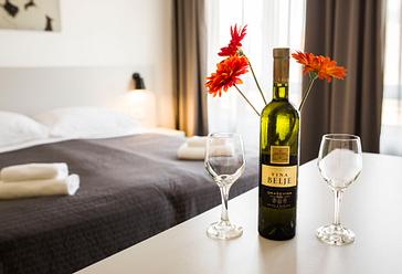 Hotel Garden | Zagreb | hotel-garden-zagreb-wine-flowers